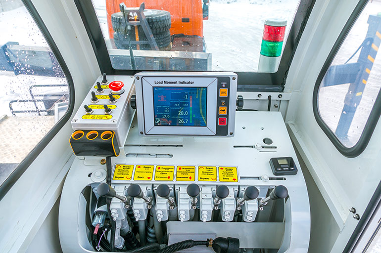 CAN networks allow for real-time monitoring of crucial parameters such as pressure, temperature, and fluid levels, to name a few. Here, levers and a digital load indicator ensure safe control of crane operation.