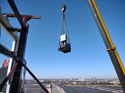 The old power unit being removed from the nearly 90-ft tall tower. Image Turner Hydraulics/TASCorp.