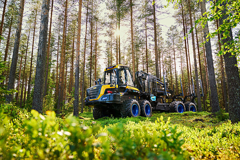 The Ponsse EV1 hybrid forwarder has a 15-ton load capacity. Image courtesy of PONSSE