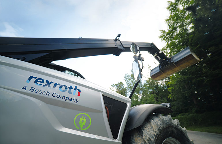 Telehandler in use testing Bosch Rexroth’s eOC technology.