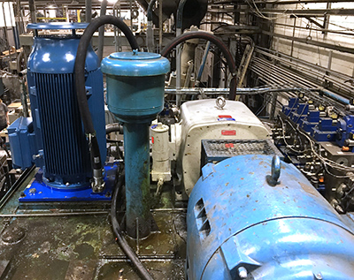 The old, horizontally installed pump and power unit (right side of the photo) take up significantly more space than the new vertically installed power unit on the left. The pump itself is installed in the reservoir.