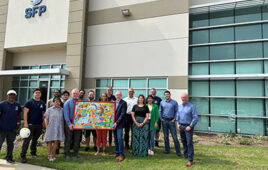 Managing Director Frank Fuchs (front, 3rd from right) and Roth Industries' General Counsel Matthias Jäger (back, 4th from right) brought the picture, which can be seen at many Roth locations worldwide as a symbol of corporate values and diversity, to the inaugural visit to the staff and managers of the new Roth Hydraulics subsidiary SFP Hydraulics in the USA. (Roth Hydraulics)