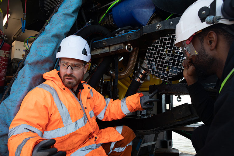 Technicians-working-on-mobile-machine-3P0A1242