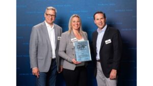 Trelleborg representatives receiving the DTNA 2023 Masters of Quality award.